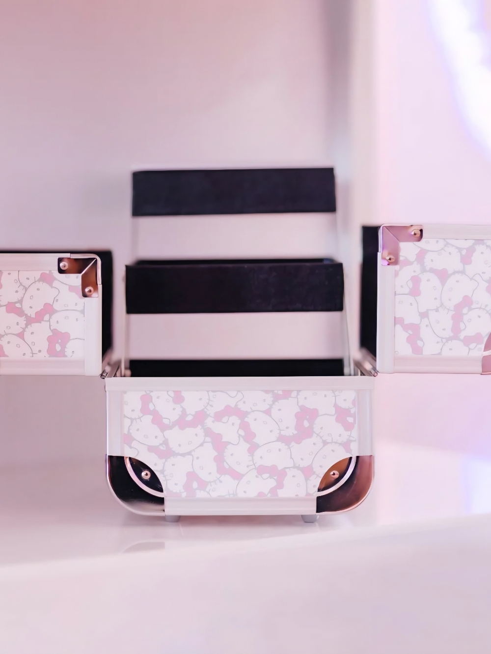 Hello Kitty Pattern Makeup Train Case with Mirror - Picture 4 of 5